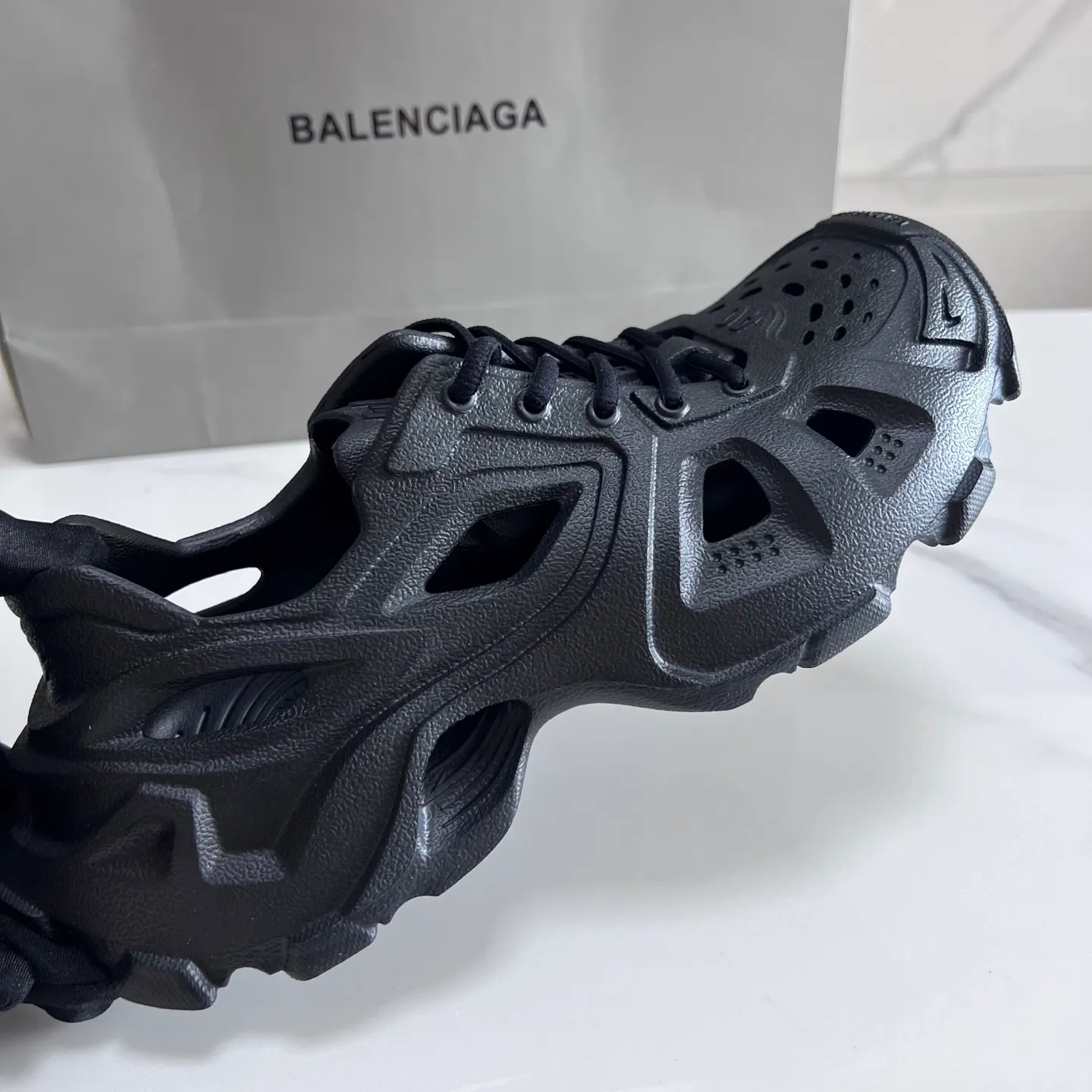 👟👟Ex-factory price 380👟👟 Balenciaga must-have beach shoes for summer: Men's and women's shoes are made of ultra-light 95% (injection molding) EVA plastic, 5% foam plastic foam cushioning material #Ultra-lightweight one-piece foam shoe mold ❗ New summer product, French high-end luxury brand - Balenciaga BALENCIAGA 3XL Rubber Low Top Sneakers 3XL version series summer beach wading versatile trendy lace-up casual sports hole sandals. Size: 35-46